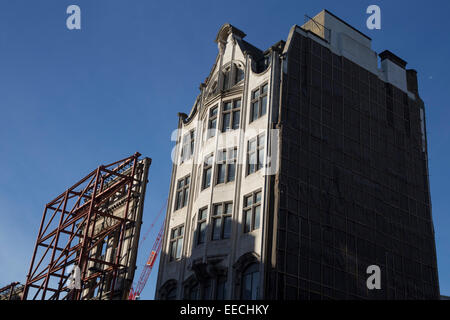 Bauarbeiten in der Londoner Oxford Street. Original Shop Fassade erhalten und unterstützt durch Gerüste während Arbeit weiter geht. Stockfoto