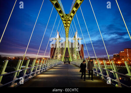 Medienstadt in Salford Quays, heben den Salford Quays, Brücke oder Salford Quays Millennium Fußgängerbrücke. Stockfoto