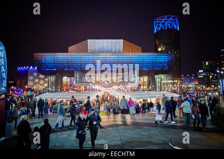 Lowry Outlet in der Media City in Salford Quays, viktorianische Weihnachtsmarkt umrahmt von Lowry Theater. Stockfoto