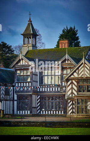 Wythenshawe Hall ist ein aus dem 16. Jahrhundert mittelalterlichen historischen Fachwerkhaus und ehemalige Herrenhaus in Wythenshawe Park, Manchester Stockfoto