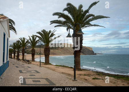 Praia da Luz direkt am Meer in Portugal Stockfoto