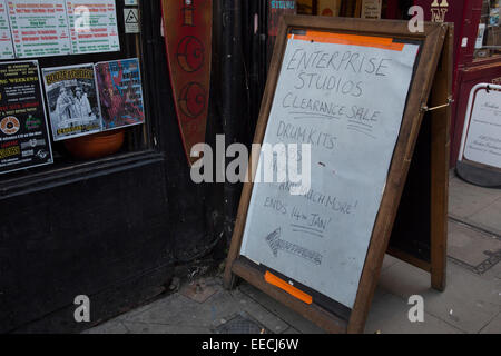 Enterprise-Studios Räumungsverkauf Zeichen. Musikinstrumente und Aufnahme Ausstattung wird verkauft. Studios in Dänemark statt. Stockfoto