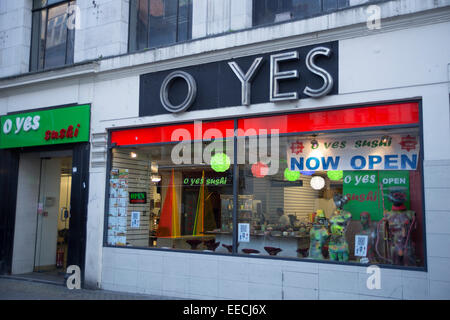 O ja Sushi-Restaurant in London. Website der Buchhandlung Foyles. Recycling, Wiederverwendung von Zeichen. Stockfoto