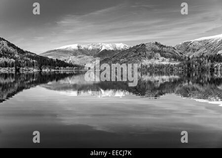 Schneebedeckte Blencathra aus einem still und ruhig Thirlmere Reservoir Stockfoto