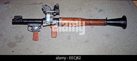 WAFFEN DER ULSTER - FEBRUAR 1972. RPG-7 Raketenwerfer von der IRA, Irish Republican Army verwendet und durch das RUC, Royal Ulster Constabulary, Nordirland erfasst. Stockfoto