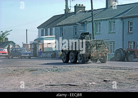 CROSSMAGLEN, NORDIRLAND - JUNI 1977. Britische Armee auf Patrouille mit Sarazenen Mannschaftswagen in Grenze Dorf der Bogside während der Unruhen, Nordirland. Stockfoto