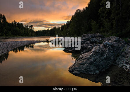 Sonnenuntergang am middle Fork des Flathead River im Glacier National Park in West Glacier, Montana. Stockfoto