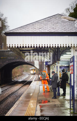 Bahnhof von Knutsford Cheshire UK ein Personenzug kommt unter dem Brückenbogen Stockfoto