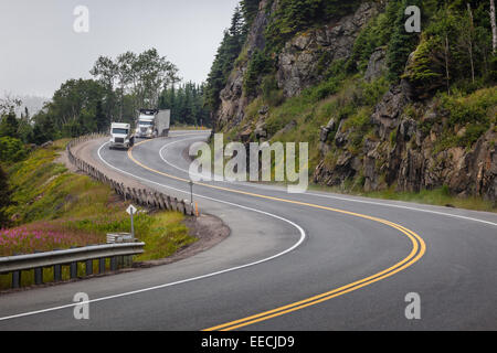 Wicklung der Autobahn nördlich von Lake Superior. Stockfoto