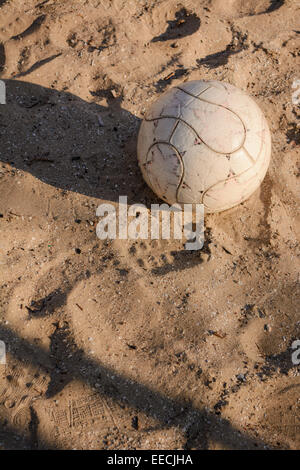 Ball im Sommer auf dem Sand liegen. Stockfoto
