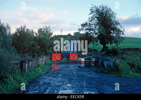 COUNTY FERMANAGH, NORDIRLAND - OKTOBER 1980. grenzüberschreitende stellen Straßensperren und Fußgängerbrücke zwischen Nordirland und der Republik Irland dort von der britischen Armee während der Unruhen, IRA Autobomben in Nordirland zu stoppen. Stockfoto