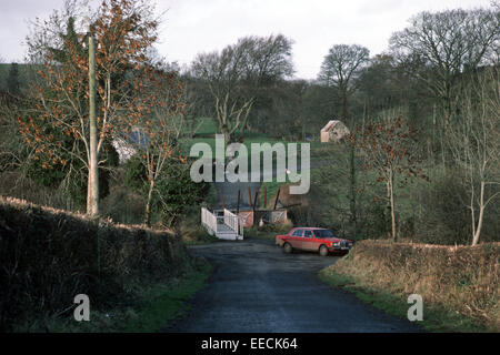 COUNTY FERMANAGH, NORDIRLAND - OKTOBER 1980. grenzüberschreitende stellen Straßensperren und Fußgängerbrücke zwischen Nordirland und der Republik Irland dort von der britischen Armee während der Unruhen, IRA Autobomben in Nordirland zu stoppen. Stockfoto