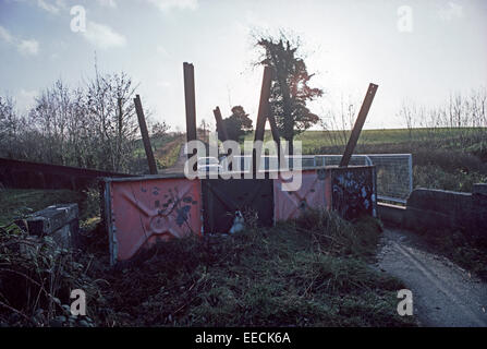 COUNTY FERMANAGH, NORDIRLAND - OKTOBER 1980. grenzüberschreitende stellen Straßensperren und Fußgängerbrücke zwischen Nordirland und der Republik Irland dort von der britischen Armee während der Unruhen, IRA Autobomben in Nordirland zu stoppen. Stockfoto