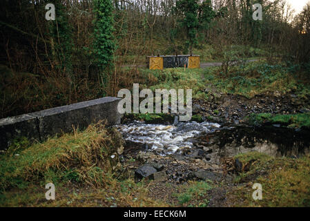 COUNTY FERMANAGH, NORDIRLAND - OKTOBER 1980. Cross-Border-Straßensperren und gesprengten Brücke von der britischen Armee zwischen Nordirland und der Republik Irland während der Unruhen, IRA Autobomben in Nordirland zu stoppen. Stockfoto