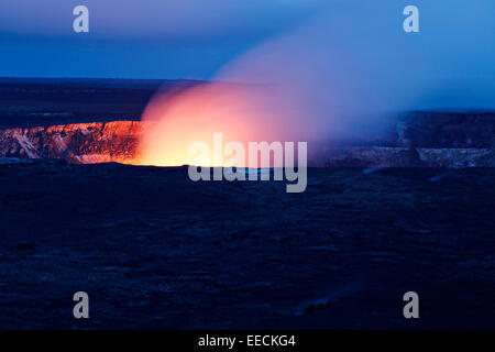 Ansicht von Rauch und Feuer aus dem Halemaʻumaʻu-Krater innerhalb der viel größeren Gipfel-Caldera des Kīlauea Vulkan gesehen aus dem Jaggar Museum übersehen in der Dämmerung im Hawaii Volcanoes National Park in Hilo, Hawaii. Stockfoto