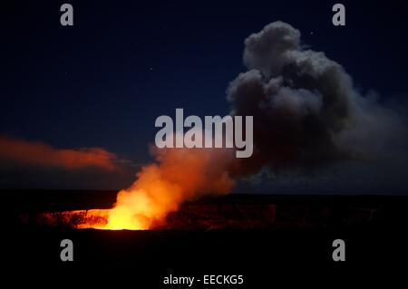 Ansicht von Rauch und Feuer aus dem Halemaʻumaʻu-Krater innerhalb der viel größeren Gipfel-Caldera des Kīlauea Vulkan gesehen aus dem Jaggar Museum übersehen in der Dämmerung im Hawaii Volcanoes National Park in Hilo, Hawaii. Stockfoto