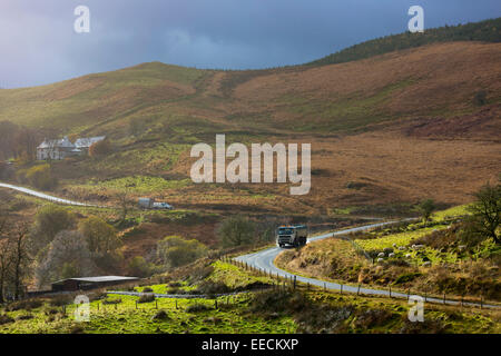 LKW-fahren durch die Brecon Beacons zum Protokollieren von Holzproduktion in Wales, UK Stockfoto