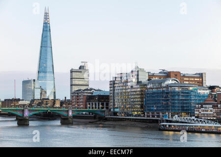 South Bank Stadtbild mit der Scherbe, Riverside House und Southwark Bridge über die Themse, London, UK Stockfoto