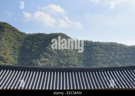 Ziegeldach der koreanischen traditionellen Architektur mit klaren Himmel Stockfoto