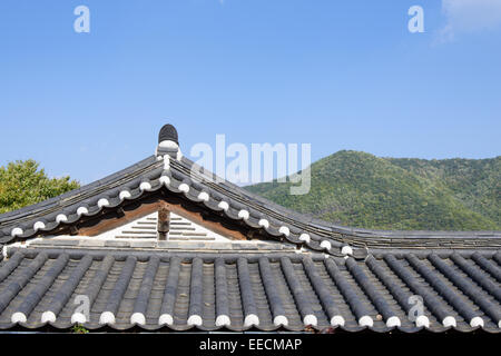 Ziegeldach der koreanischen traditionellen Architektur mit klaren Himmel Stockfoto