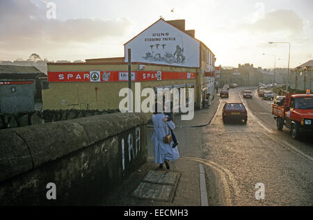 STRABANE, NORDIRLAND-NOVEMBER 1985. Strabane Grenzstadt mit Lifford County Donegal, Irland während der Unruhen, Nordirland. Stockfoto