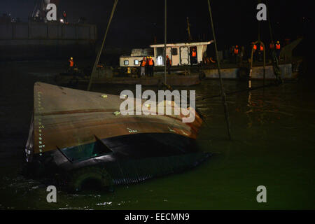 Peking, China. 16. Januar 2015. Das Wrack ist geborgen, nachdem ein Schlepper in den Yangtze-Fluss in der ostchinesischen Provinz Jiangsu, 16. Januar 2015 sank. Retter wurden drei Passagiere an Bord ein Schlepper gerettet, die während des Tests Wasser in Fubei Kanal am Jangtse-Fluss um ca. 15:00 Donnerstag sank, und sind noch auf der Suche nach mehr als 20 fehlt. Sieben oder acht Ausländer, einschließlich Singapur, werden japanische Staatsangehörige und ein Franzose, geglaubt, um die fehlenden gehören. Bildnachweis: Shen Peng/Xinhua/Alamy Live-Nachrichten Stockfoto