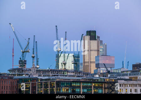 Tower 42 und New Court in der City of London mit Turmdrehkranen auf dem Gelände der neuen Bloomberg Gebäude in London EG4 Stockfoto