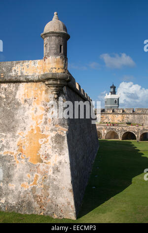 Ein Garita - Wachhäuschen, entlang der Mauern der Festung El Morro, Old Town, San Juan, Puerto Rico Stockfoto