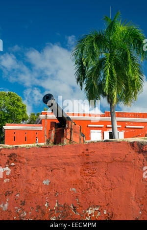 Fort Frederik entlang der Uferpromenade in Frederiksted, St. Croix, Amerikanische Jungferninseln Stockfoto