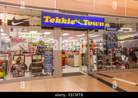 SOWETO, JOHANNESBURG, SOUTH AFRICA - Sportgeschäft Tekkie Stadt Bekleidung in das Maponya Mall Shopping Center. Stockfoto