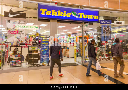 SOWETO, JOHANNESBURG, SOUTH AFRICA - Sportgeschäft Tekkie Stadt Bekleidung in das Maponya Mall Shopping Center. Stockfoto