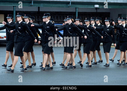 ENNISKILLEN, VEREINIGTES KÖNIGREICH-SEPTEMBER 1978. Frauen RUC, Royal Ulster Constabulary, Frauen Polizeikadetten marschieren am Abschlusstag, RUC College, Nordirland, Stockfoto