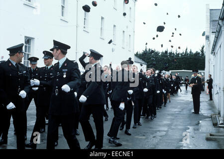 ENNISKILLEN, GROßBRITANNIEN - SEPTEMBER 1978. RUC, Royal Ulster Constabulary, Polizisten und Polizistinnen Kadetten auf Graduation Day, Enniskillen RUC College, Nordirland. Stockfoto