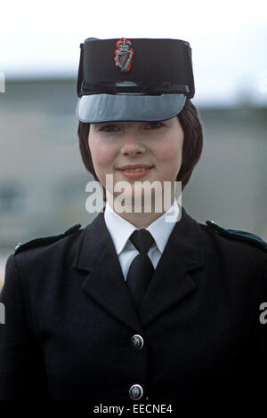 ENNISKILLEN, GROßBRITANNIEN - SEPTEMBER 1978. RUC, Royal Ulster Constabulary, Frau Polizeikadett auf Graduation Day, Enniskillen RUC College, Nordirland. Stockfoto