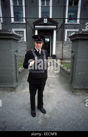 COUNTY TYRONE, VEREINIGTES KÖNIGREICH - SEPTEMBER 1978. RUC, Royal Ulster Constabulary, Polizist außerhalb Strabane befestigte Polizeistation während der Unruhen, Nordirland. Stockfoto