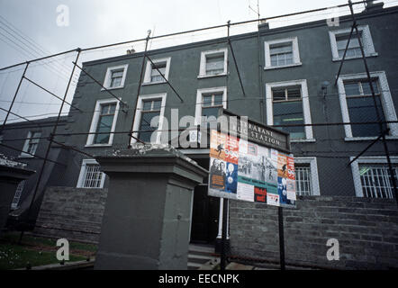 COUNTY TYRONE, VEREINIGTES KÖNIGREICH - SEPTEMBER 1978. RUC, Royal Ulster Constabulary, Strabane befestigte Polizeistation während der Unruhen, Nordirland. Stockfoto