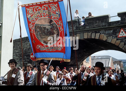 DERRY LONDONDERRY. Vereinigtes Königreich - September 1978. Apprentice Boys Parade März unter einem Derry Wand Tore während der Troubles, Nordirland. Stockfoto