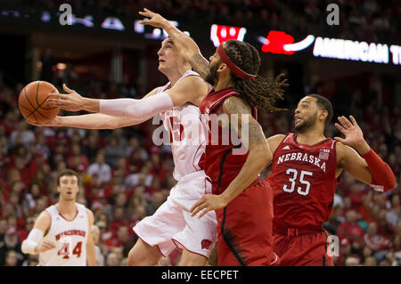 15. Januar 2015: Wisconsin Badgers nach vorne steigt Sam Dekker #15 für einen Schuss bei den NCAA Basketball-Spiel zwischen dem Wisconsin Badgers und Nebraska Cornhuskers im Kohl Center in Madison, Wisconsin. Wisconsin besiegte Nebraska 70-55. John Fisher/CSM Stockfoto