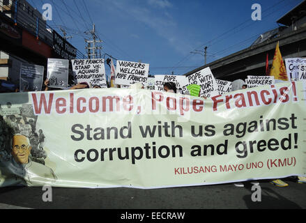 Manila, Philippinen. 16. Januar 2015. Aktivisten nähern Mendiola Brücke, wenn sie den Besuch des Papstes Francis ins Land willkommen heißen. Aktivisten aus verschiedenen Ursache orientierten Gruppen hoffen, persönlich begrüßen Papst Francis wurden von Polizisten aus nähert sich Ayala Brücke wo die seiner Heiligkeit Konvoi nach einen Höflichkeitsbesuch Malacanang Palace ging blockiert. Bildnachweis: Richard James Mendoza/Pacific Press/Alamy Live-Nachrichten Stockfoto