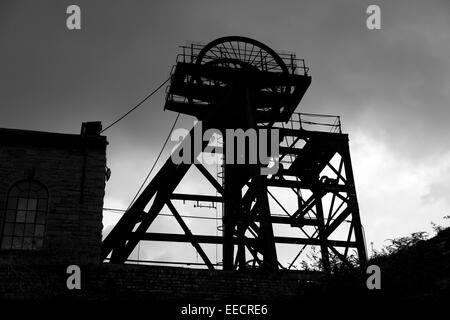 Old Abandoned Welsh Coal Mine Pit Head Gear Silhouette, stürmischer Himmel. Aufgenommen in Hopkinstown, Pontypridd, Südwales Stockfoto