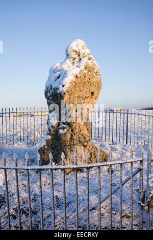 King Stone bei den Rollright Stones überdacht im Schnee im Winter. Oxfordshire, England. Stockfoto