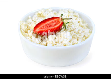 Quark in weiße Schüssel mit Erdbeeren Stockfoto