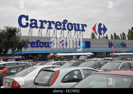 SCHOTEN, Belgien - Juni 2011 - Fassade und das Parken von einem Carrefour Hypermarkt in Schoten in der Nähe von Antwerpen, Belgien Stockfoto