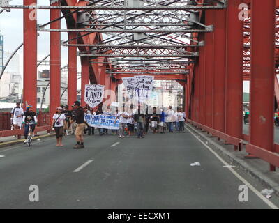 Manila, Philippinen. 16. Januar 2015. Militante Gruppen Kilusang Mayo Uno (KMU) und Migrationszentrum durchgeführt einen stillen Protest während der Papstbesuch in Manila. Sie fordern von Papst gegen Menschenhandel und moderne Sklaverei, "angeblich" Präsident Aquino exportieren Politik, Landraub und Korruption mit ihnen stehen. Bildnachweis: Sherbien Dacalanio / Alamy Live News Stockfoto