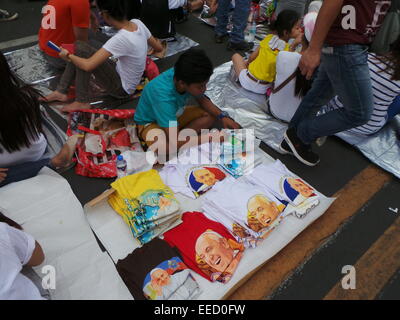 Manila, Philippinen. 16. Januar 2015. Anbieter in Intramuros, Manila, Verkauf von verschiedenen Päpstlichen Erinnerungsstücke wie Taste Stifte, Kalender, Fans und T-shirts mit Papst Francis Bildern. Bildnachweis: Sherbien Dacalanio / Alamy Live News Stockfoto