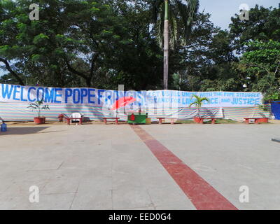 Manila, Philippinen. 16. Januar 2015. Militante Gruppen Kilusang Mayo Uno (KMU) und Migrationszentrum durchgeführt einen stillen Protest während der Papstbesuch in Manila. Sie fordern von Papst gegen Menschenhandel und moderne Sklaverei, "angeblich" Präsident Aquino exportieren Politik, Landraub und Korruption mit ihnen stehen. Bildnachweis: Sherbien Dacalanio / Alamy Live News Stockfoto