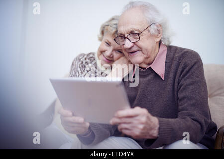 Älterer Mann und Frau mit touchpad Stockfoto