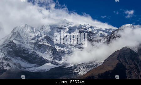 Entnommen aus der Manang-Tal in Nepal. Winde wehen aus der Annapurna Mastif in der Nähe der Gipfel der Annapurna III. Stockfoto