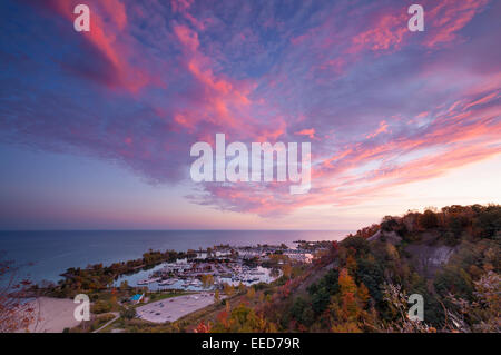 Ein Blick auf die Arina Bluffer Park, genommen von oben auf den Klippen in Scarborough, Ontario, Kanada. Stockfoto