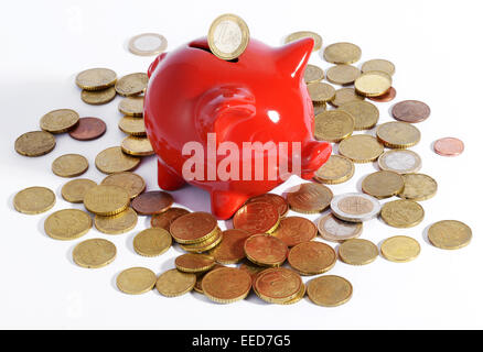 Roten Sparschwein umgeben von Münzen Stockfoto